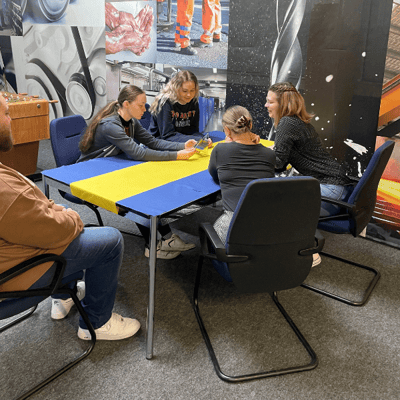 5 Personen sitzen am Tisch