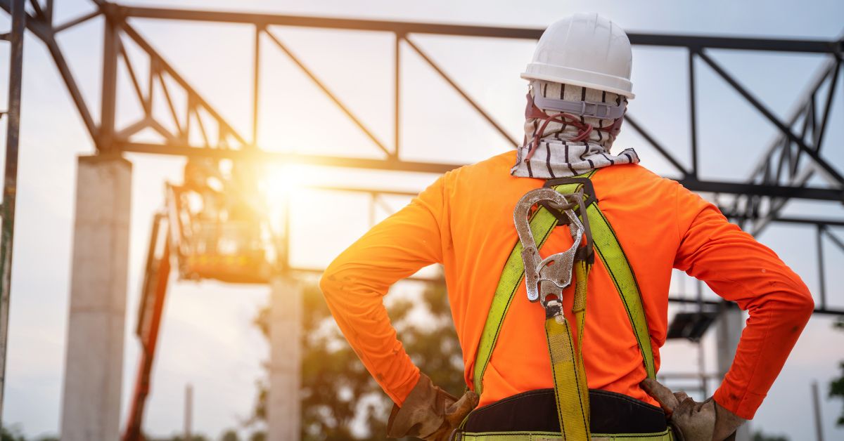 Bauarbeiter an einem sonnigen während der Arbeit